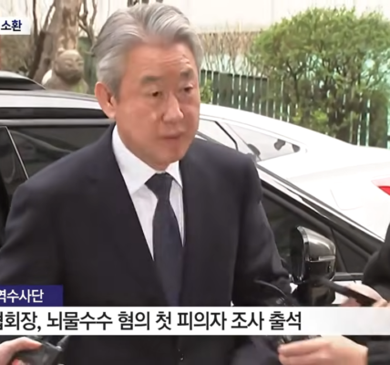 강호동 농협중앙회장이 2026년 4월 4일 오전, 서울경찰청 반부패수사대에 뇌물수수 혐의 피의자 신분으로 첫 소환 조사에 출석하고 있다. 사진=YTN 캡처