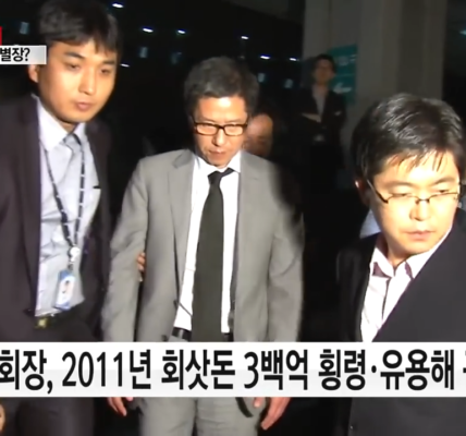2011년 회삿돈 300억 원대 횡령·유용 혐의로 경찰에 소환된 담철곤 오리온 회장. 당시 경찰 조사 후 구속영장이 청구됐으며, 이후 대법원에서 징역 3년 집행유예가 확정됐다. 출처: YTN 뉴스 화면 캡처