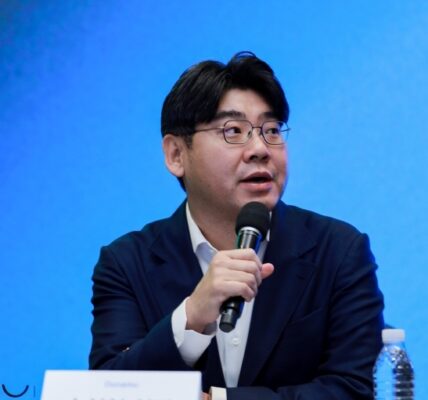 2025년 11월 27일 경기도 성남시에 위치한 네이버 1784에서 열린 3사 공동 기자간담회에서 송치형 두나무 회장이 기자들의 질의에 답변하고 있다. (출처=두나무)