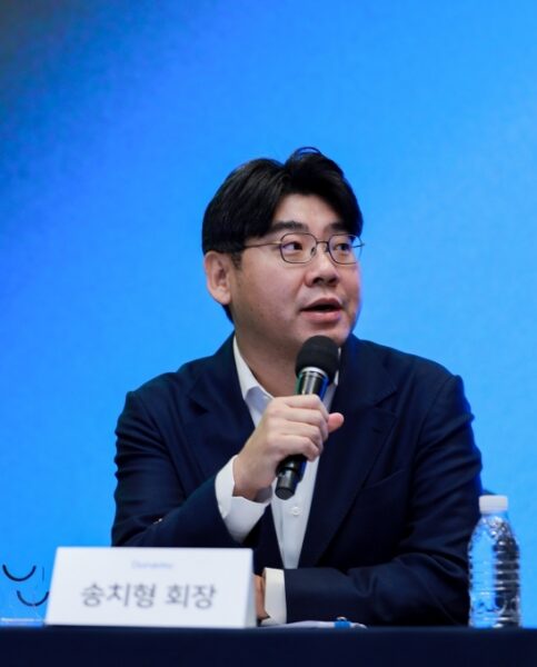 2025년 11월 27일 경기도 성남시에 위치한 네이버 1784에서 열린 3사 공동 기자간담회에서 송치형 두나무 회장이 기자들의 질의에 답변하고 있다. (출처=두나무)
