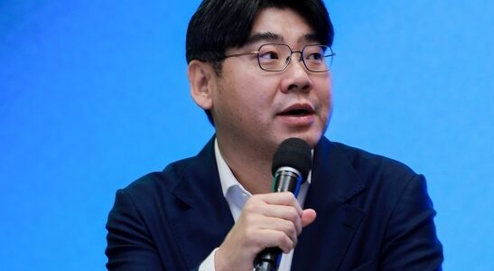 2025년 11월 27일 경기도 성남시에 위치한 네이버 1784에서 열린 3사 공동 기자간담회에서 송치형 두나무 회장이 기자들의 질의에 답변하고 있다. (출처=두나무)
