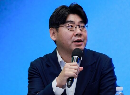 2025년 11월 27일 경기도 성남시에 위치한 네이버 1784에서 열린 3사 공동 기자간담회에서 송치형 두나무 회장이 기자들의 질의에 답변하고 있다. (출처=두나무)