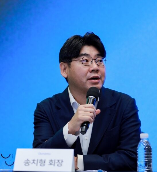 2025년 11월 27일 경기도 성남시에 위치한 네이버 1784에서 열린 3사 공동 기자간담회에서 송치형 두나무 회장이 기자들의 질의에 답변하고 있다. (출처=두나무)