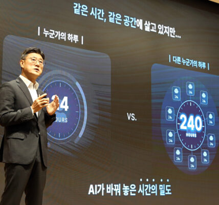 정재헌 SKT CEO가 지난 11일 경기 이천시 SKMS 연구소에서 열린 '2026 뉴 이천포럼'에서 키노트 스피치를 진행하는 모습. (출처=SKT 제공)