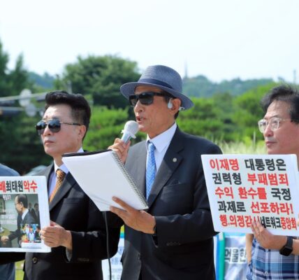 2026년 6월 11일 서울 청와대 분수대 앞에서 열린 ‘SK하이닉스 공적자금 투입 및 매각 특혜 의혹 진상조사 촉구 기자회견’에서 시민단체 가 발언하고 있다.