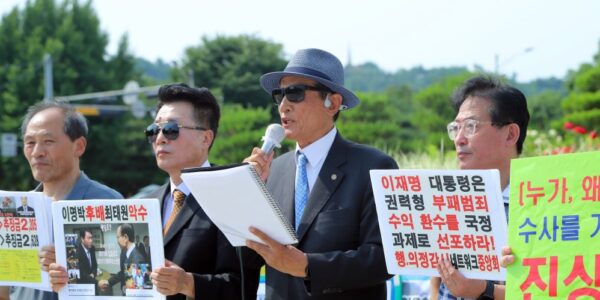 2026년 6월 11일 서울 청와대 분수대 앞에서 열린 ‘SK하이닉스 공적자금 투입 및 매각 특혜 의혹 진상조사 촉구 기자회견’에서 시민단체 가 발언하고 있다.