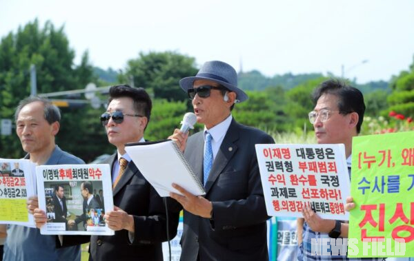 2026년 6월 11일 서울 청와대 분수대 앞에서 열린 ‘SK하이닉스 공적자금 투입 및 매각 특혜 의혹 진상조사 촉구 기자회견’에서 시민단체 가 발언하고 있다. 