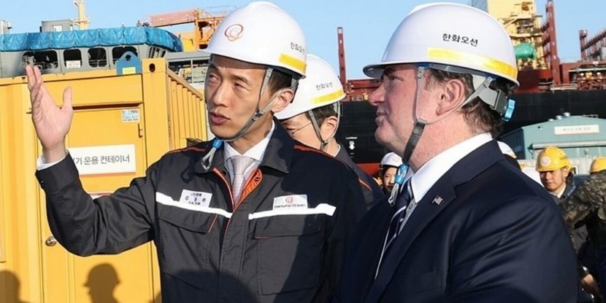 김동관 한화그룹 부회장이 한화오션 현장에서 사업을 설명하고 있다. 대전사업장 폭발 참사로 노동자 5명이 숨진 가운데, 같은 날 사업부문 대표가 중처법 입건을 당했음에도 그의 K-방산 성과 홍보 보도는 이어지고 있다. (출처=한화그룹)