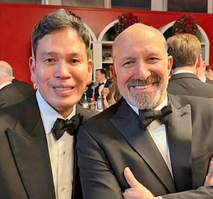정용진 신세계그룹 회장이 지난해 12월 12일(현지시간) 미국 워싱턴 DC JD밴스 미국 부통령 관저에서 열린 성탄절 만찬에서 하워드 러트닉 미국 상무부 장관과 기념 촬영하고 있다. (출처=신세계그룹)