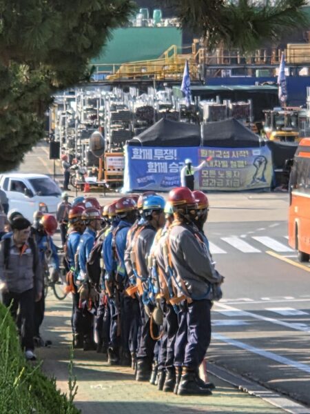 지난 11일~12일 한화오션 서문식당 옆 인도에 A업체 물량팀 노동자 10여 명이 업무시간도 아닌 오전 7시부터 줄지어 서 있었다. (사진=전국금속노동조합 거제통영고성조선하청지회 제공)
