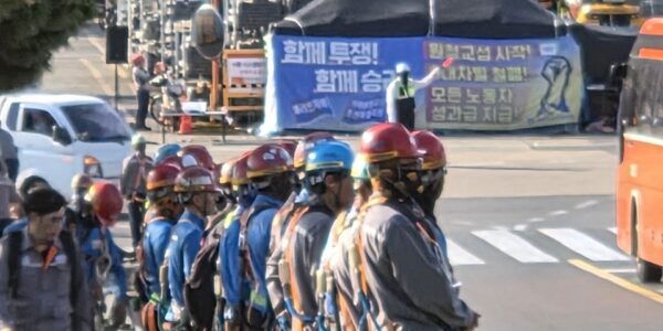 지난 11일~12일 한화오션 서문식당 옆 인도에 A업체 물량팀 노동자 10여 명이 업무시간도 아닌 오전 7시부터 줄지어 서 있었다. (사진=전국금속노동조합 거제통영고성조선하청지회 제공)