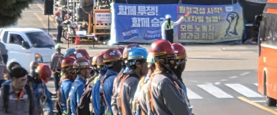 지난 11일~12일 한화오션 서문식당 옆 인도에 A업체 물량팀 노동자 10여 명이 업무시간도 아닌 오전 7시부터 줄지어 서 있었다. (사진=전국금속노동조합 거제통영고성조선하청지회 제공)