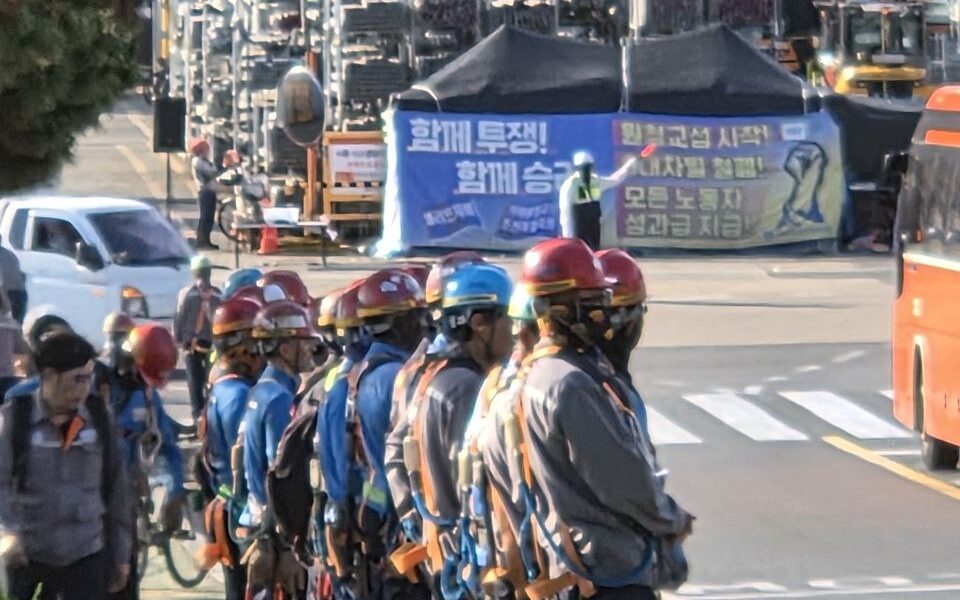 지난 11일~12일 한화오션 서문식당 옆 인도에 A업체 물량팀 노동자 10여 명이 업무시간도 아닌 오전 7시부터 줄지어 서 있었다. (사진=전국금속노동조합 거제통영고성조선하청지회 제공)