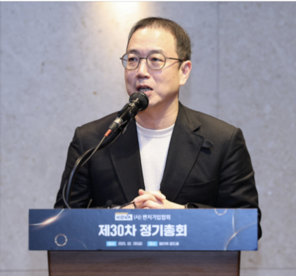 송병준 컴투스 의장(벤처기업협회장)이 지난 4월 인도 뉴델리에서 열린 ‘한-인도 비즈니스 포럼’과 벤처·스타트업 취업·창업 박람회에 참석해 국내 게임 산업을 포함한 벤처기업들의 해외 진출 전략을 점검하고 있다. (사진=벤처기업협회)