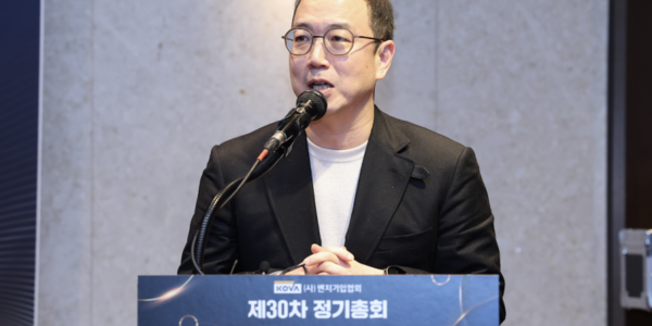 송병준 컴투스 의장(벤처기업협회장)이 지난 4월 인도 뉴델리에서 열린 ‘한-인도 비즈니스 포럼’과 벤처·스타트업 취업·창업 박람회에 참석해 국내 게임 산업을 포함한 벤처기업들의 해외 진출 전략을 점검하고 있다. (사진=벤처기업협회)