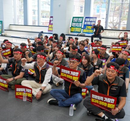 27일 서울 종로구 라이나생명 본사 로비에서 전국사무금융서비스노동조합 라이나유니온지부 관계자들이 정규직 외주화 중단 및 고용 안정을 촉구하며 무기한 철야 천막농성 돌입 기자회견을 하고 있다.