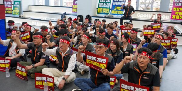 27일 서울 종로구 라이나생명 본사 로비에서 전국사무금융서비스노동조합 라이나유니온지부 관계자들이 정규직 외주화 중단 및 고용 안정을 촉구하며 무기한 철야 천막농성 돌입 기자회견을 하고 있다.