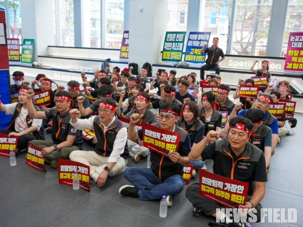 27일 서울 종로구 라이나생명 본사 로비에서 전국사무금융서비스노동조합 라이나유니온지부 관계자들이 정규직 외주화 중단 및 고용 안정을 촉구하고 있다.