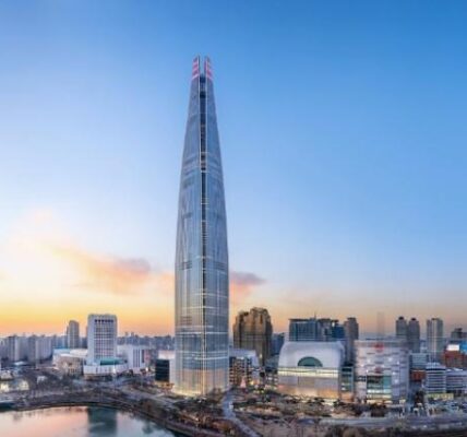 롯데물산 본사가 위치한 롯데월드타워 전경. 롯데물산은 그룹의 상징인 롯데월드타워·월드몰을 담보로 제공(지난해 말 기준 약 1조 6,448억 원)하며 계열사 지원을 이어가고 있다. ⓒ롯데물산