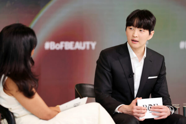 ‘The Business of Beauty GLOBAL FORUM 2026’에서 대담 중인 김병훈 에이피알 대표이사. /사진제공=에이피알