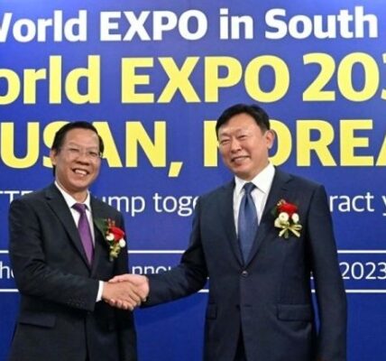 롯데그룹 신동빈 회장(오른쪽)이 베트남 호찌민시 인민위원회 판 반 마이 위원장과 악수하고 있다. ⓒ롯데그룹