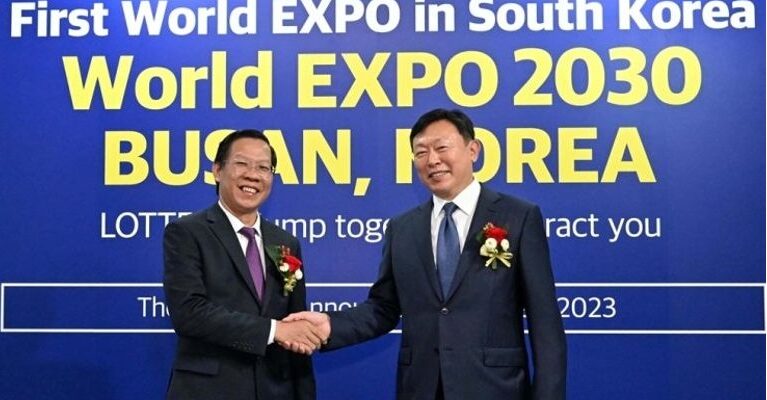 롯데그룹 신동빈 회장(오른쪽)이 베트남 호찌민시 인민위원회 판 반 마이 위원장과 악수하고 있다. ⓒ롯데그룹