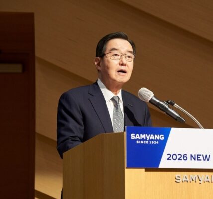 지난 1월 2일 판교 디스커버리센터에서 열린 '2026년 삼양 뉴 데이 커넥트'에서 삼양홀딩스 김윤 회장이 임직원들에게 신년 메시지를 전하고 있다. ⓒ삼양그룹 제공