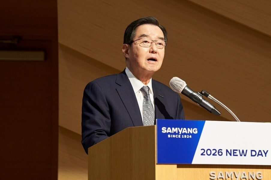 지난 1월 2일 판교 디스커버리센터에서 열린 '2026년 삼양 뉴 데이 커넥트'에서 삼양홀딩스 김윤 회장이 임직원들에게 신년 메시지를 전하고 있다. ⓒ삼양그룹 제공