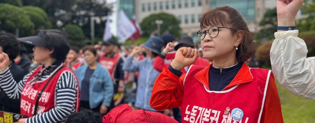 민주노총 공공운수노조 서울지역공공서비스지부 연세대분회 문유례 분회장(앞줄 오른쪽)이 서울 서대문구 연세대학교 본관 앞에서 열린 '원청교섭 쟁취 및 비정규직 철폐 투쟁 승리 결의대회'에서 구호를 외치고 있다. ⓒ공공운수노조