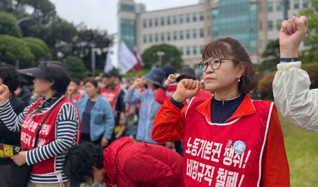 민주노총 공공운수노조 서울지역공공서비스지부 연세대분회 문유례 분회장(앞줄 오른쪽)이 서울 서대문구 연세대학교 본관 앞에서 열린 '원청교섭 쟁취 및 비정규직 철폐 투쟁 승리 결의대회'에서 구호를 외치고 있다. ⓒ공공운수노조