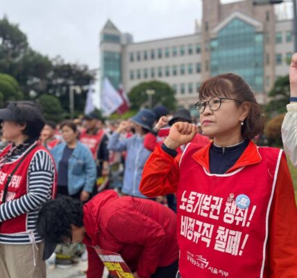 민주노총 공공운수노조 서울지역공공서비스지부 연세대분회 문유례 분회장(앞줄 오른쪽)이 서울 서대문구 연세대학교 본관 앞에서 열린 '원청교섭 쟁취 및 비정규직 철폐 투쟁 승리 결의대회'에서 구호를 외치고 있다. ⓒ공공운수노조