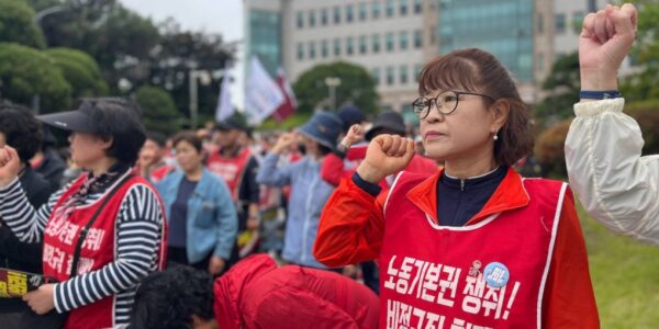 민주노총 공공운수노조 서울지역공공서비스지부 연세대분회 문유례 분회장(앞줄 오른쪽)이 서울 서대문구 연세대학교 본관 앞에서 열린 '원청교섭 쟁취 및 비정규직 철폐 투쟁 승리 결의대회'에서 구호를 외치고 있다. ⓒ공공운수노조