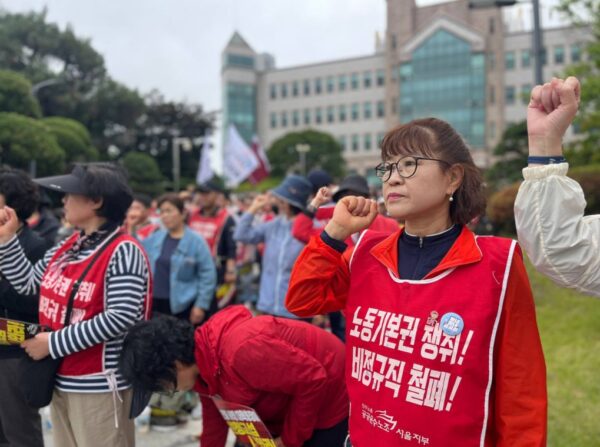 민주노총 공공운수노조 서울지역공공서비스지부 연세대분회 문유례 분회장(앞줄 오른쪽)이 서울 서대문구 연세대학교 본관 앞에서 열린 '원청교섭 쟁취 및 비정규직 철폐 투쟁 승리 결의대회'에서 구호를 외치고 있다. ⓒ공공운수노조