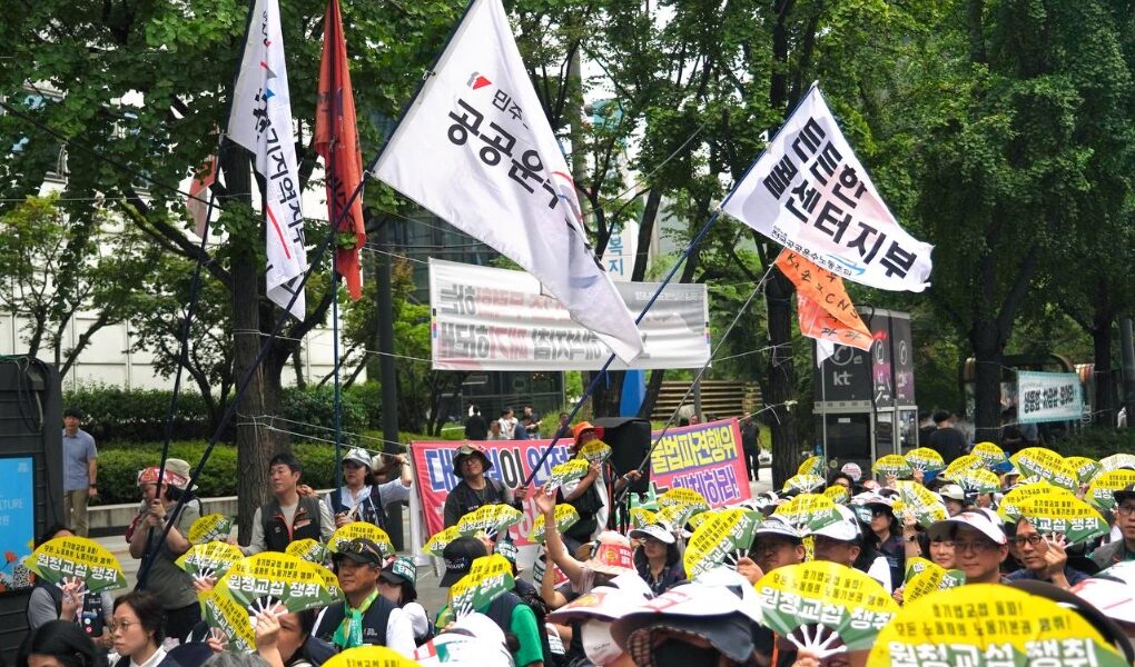 15일 오후 서울 중구 서울지방고용노동청 앞에서 열린 ‘7·15 하루 멈춤 민주노총 콜센터노동자 총파업대회’에서 참가자들이 원청의 직접 교섭 참여와 감정노동 보호 대책 마련을 촉구하며 구호를 외치고 있다.