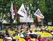 15일 오후 서울 중구 서울지방고용노동청 앞에서 열린 ‘7·15 하루 멈춤 민주노총 콜센터노동자 총파업대회’에서 참가자들이 원청의 직접 교섭 참여와 감정노동 보호 대책 마련을 촉구하며 구호를 외치고 있다.