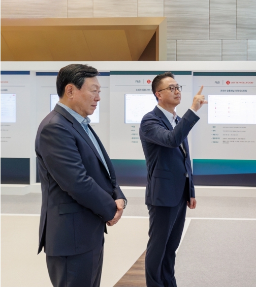 15일 서울 송파구 롯데월드타워에서 열린 ‘2026 하반기 VCM’에서 신동빈 롯데그룹 회장(왼쪽)이 ‘AI 에이전트 전시’를 보며 황민재 롯데지주 경영혁신실장에게 음성과 모션 인식 기반 ‘AI 비서’에 대한 설명을 듣고 있다. (사진=롯데지주)
