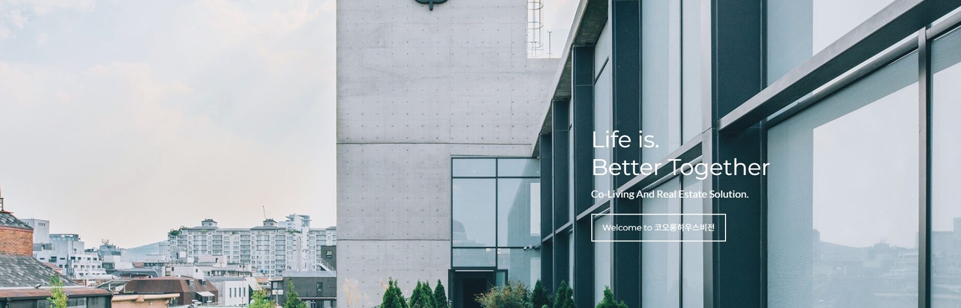 코오롱하우스비전 홈페이지 메인화면. 회사는 '코리빙 앤 리얼에스테이트 솔루션(Co-Living And Real Estate Solution)'을 내세우며 임대주택 개발·운영 사업을 하고 있다. (사진=코오롱하우스비전 홈페이지 캡처)