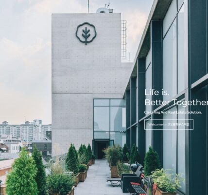 코오롱하우스비전 홈페이지 메인화면. 회사는 '코리빙 앤 리얼에스테이트 솔루션(Co-Living And Real Estate Solution)'을 내세우며 임대주택 개발·운영 사업을 하고 있다. (사진=코오롱하우스비전 홈페이지 캡처)
