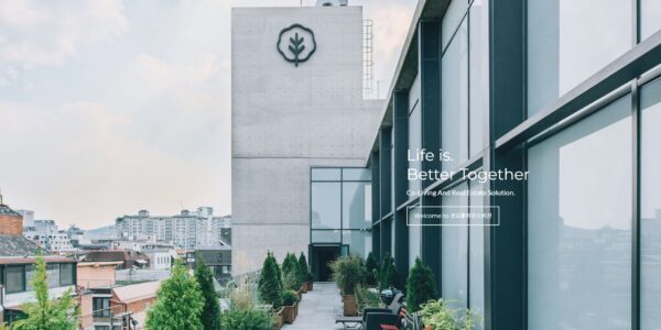 코오롱하우스비전 홈페이지 메인화면. 회사는 '코리빙 앤 리얼에스테이트 솔루션(Co-Living And Real Estate Solution)'을 내세우며 임대주택 개발·운영 사업을 하고 있다. (사진=코오롱하우스비전 홈페이지 캡처)
