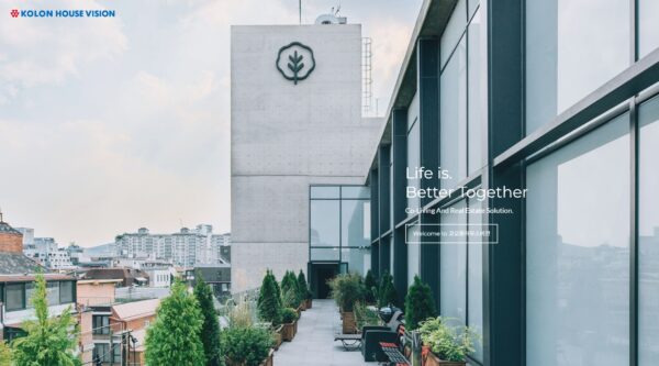 코오롱하우스비전 홈페이지 메인화면. 회사는 '코리빙 앤 리얼에스테이트 솔루션(Co-Living And Real Estate Solution)'을 내세우며 임대주택 개발·운영 사업을 하고 있다. (사진=코오롱하우스비전 홈페이지 캡처)