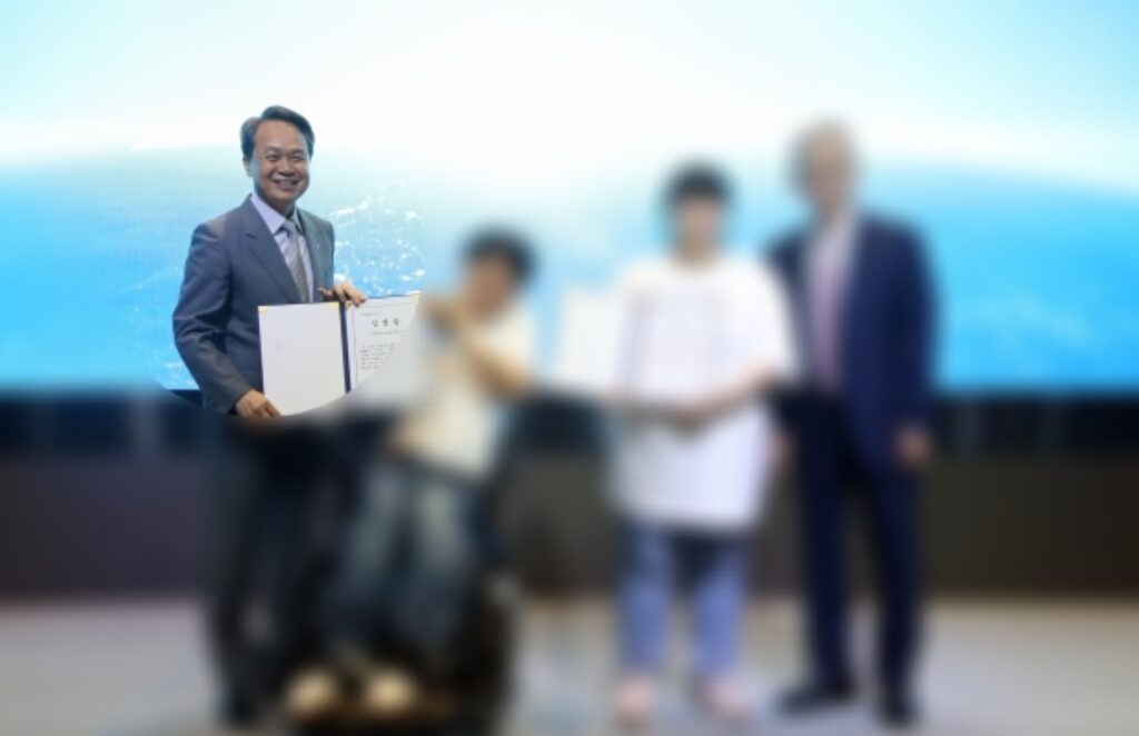 진옥동 회장이 10일 '장애청년드림팀' 21기 발대식에서 선발된 청년에게 임명장을 전달하고 있다. 〈사진=신한금융그룹〉
