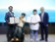진옥동 회장이 10일 '장애청년드림팀' 21기 발대식에서 선발된 청년에게 임명장을 전달하고 있다. 〈사진=신한금융그룹〉