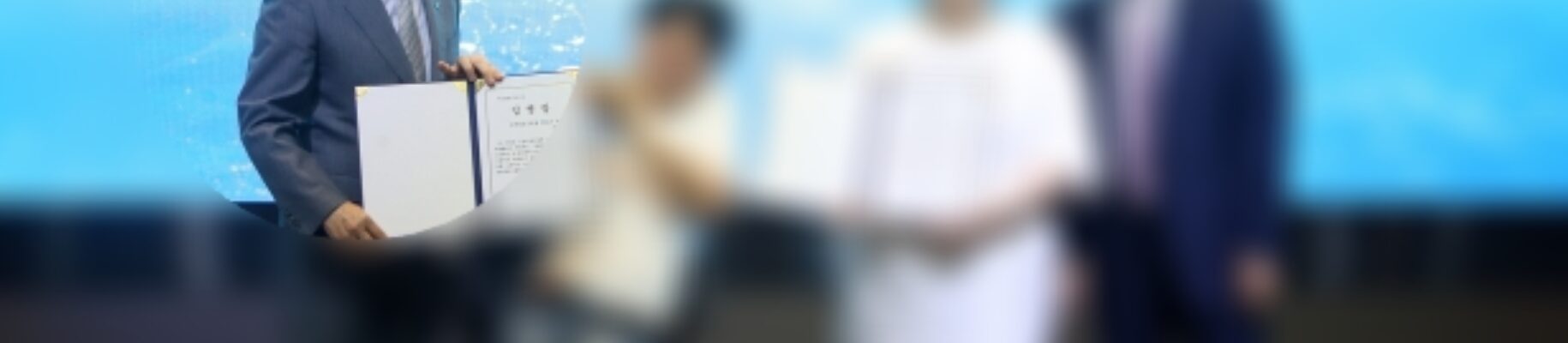진옥동 회장이 10일 '장애청년드림팀' 21기 발대식에서 선발된 청년에게 임명장을 전달하고 있다. 〈사진=신한금융그룹〉