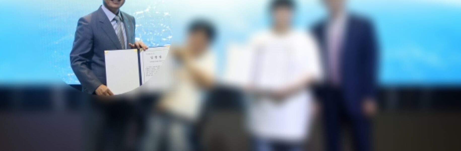 진옥동 회장이 10일 '장애청년드림팀' 21기 발대식에서 선발된 청년에게 임명장을 전달하고 있다. 〈사진=신한금융그룹〉