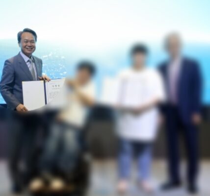 진옥동 회장이 10일 '장애청년드림팀' 21기 발대식에서 선발된 청년에게 임명장을 전달하고 있다. 〈사진=신한금융그룹〉