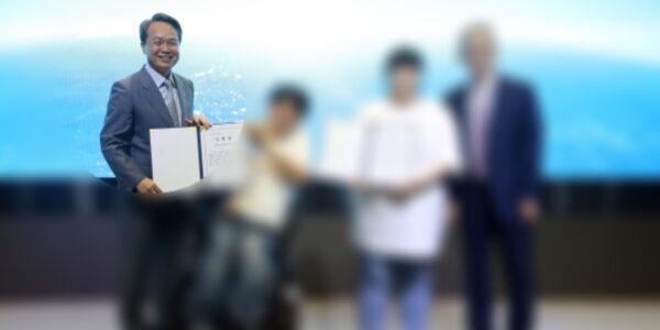 진옥동 회장이 10일 '장애청년드림팀' 21기 발대식에서 선발된 청년에게 임명장을 전달하고 있다. 〈사진=신한금융그룹〉