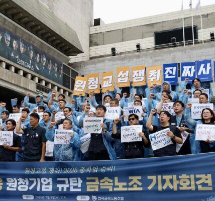 8일 오전 서울 종로구 광화문 세종문화회관 중앙계단에서 전국금속노동조합 조합원들이 우천 속에서 '원청교섭 쟁취! 진짜 사장 나와라' 등의 손피켓을 들고 교섭 불응 원청 대기업을 규탄하는 기자회견을 진행하고 있다.