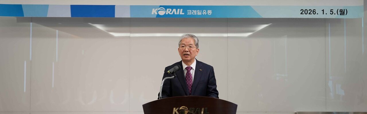 2025년 12월 12일 세종시 정부세종컨벤션센터에서 열린 국토교통부 업무보고. 이재명 대통령은 이 자리에서 코레일 자회사 5곳을 겨냥해 "민영화를 염두에 두고 쪼개진 것처럼 보인다"며 효율성 점검을 지시했다. 화면 자막은 코레일유통의 역사 매장 관리 업무를 확인하는 문답 대목이다. [사진출처=이재명 대통령 유튜브 캡처]