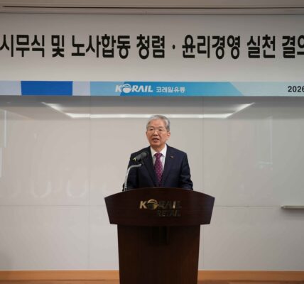 2025년 12월 12일 세종시 정부세종컨벤션센터에서 열린 국토교통부 업무보고. 이재명 대통령은 이 자리에서 코레일 자회사 5곳을 겨냥해 "민영화를 염두에 두고 쪼개진 것처럼 보인다"며 효율성 점검을 지시했다. 화면 자막은 코레일유통의 역사 매장 관리 업무를 확인하는 문답 대목이다. [사진출처=이재명 대통령 유튜브 캡처]