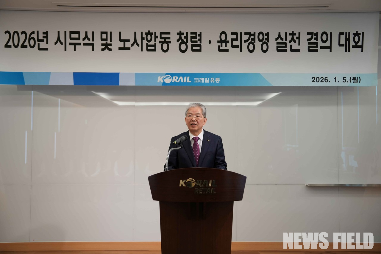 2025년 12월 12일 세종시 정부세종컨벤션센터에서 열린 국토교통부 업무보고. 이재명 대통령은 이 자리에서 코레일 자회사 5곳을 겨냥해 "민영화를 염두에 두고 쪼개진 것처럼 보인다"며 효율성 점검을 지시했다. 화면 자막은 코레일유통의 역사 매장 관리 업무를 확인하는 문답 대목이다. [사진출처=이재명 대통령 유튜브 캡처]